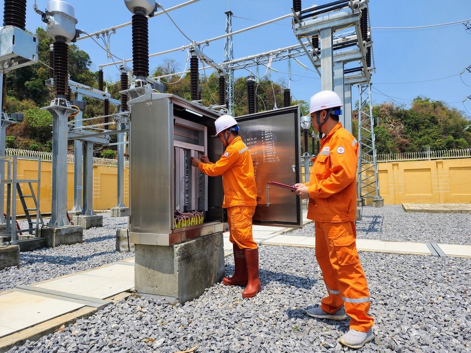 Công nhân EVN kiểm tra vận hành lưới điện