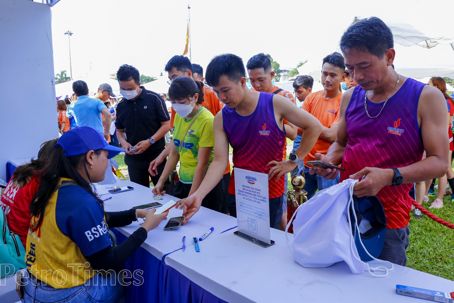 Đông đảo VĐV đến sớm để nhận số Bib của Giải chạy Quảng Ngãi Marathon - Cúp BSR năm 2023