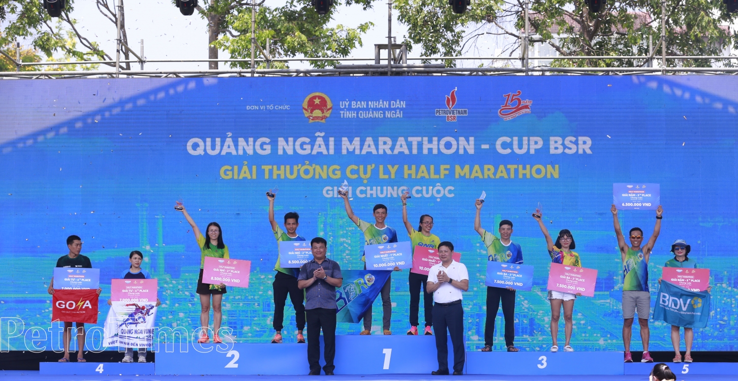 Trao hơn 250 triệu đồng cho các VĐV giành giải tại Giải chạy Quảng Ngãi Marathon - CUP BSR năm 2023