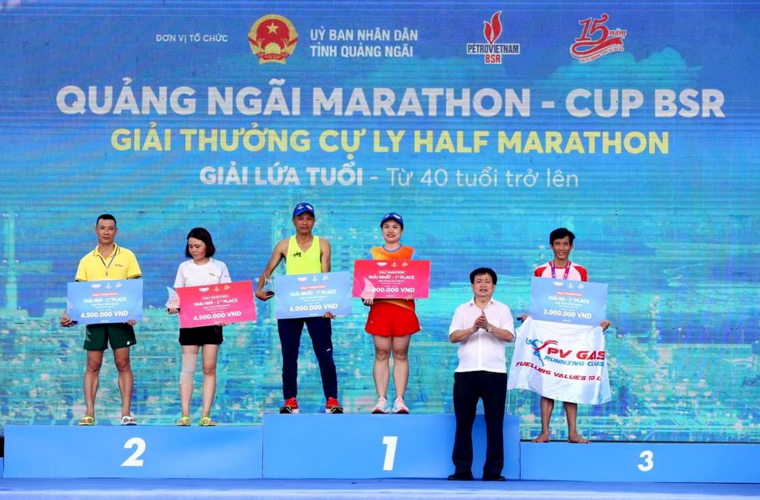VĐV Trần Văn Thuật - KVT đạt giải Ba nam ở cự ly 21 km - nhóm tuổi trên 40