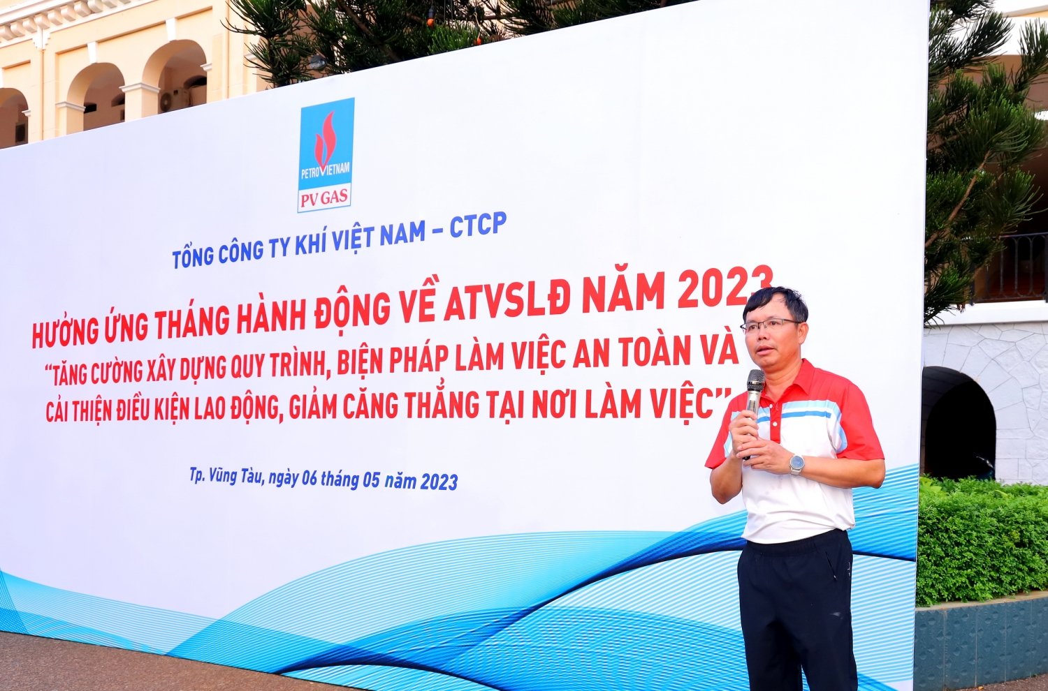 Chủ tịch Công đoàn KVT Nguyễn Văn Tám phát biểu kêu gọi tinh thần đoàn kết, thi đua chào mừng Tháng Công nhân - Tháng hành động về ATVSLĐ 2023