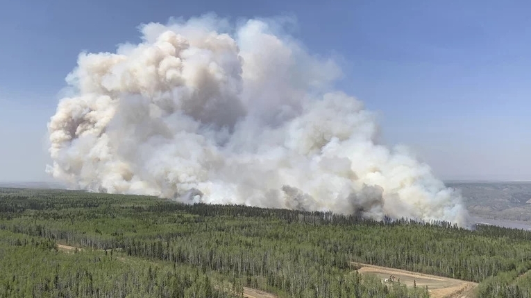 Cháy rừng buộc sơ tán ở Canada, làm giảm sản lượng dầu khí