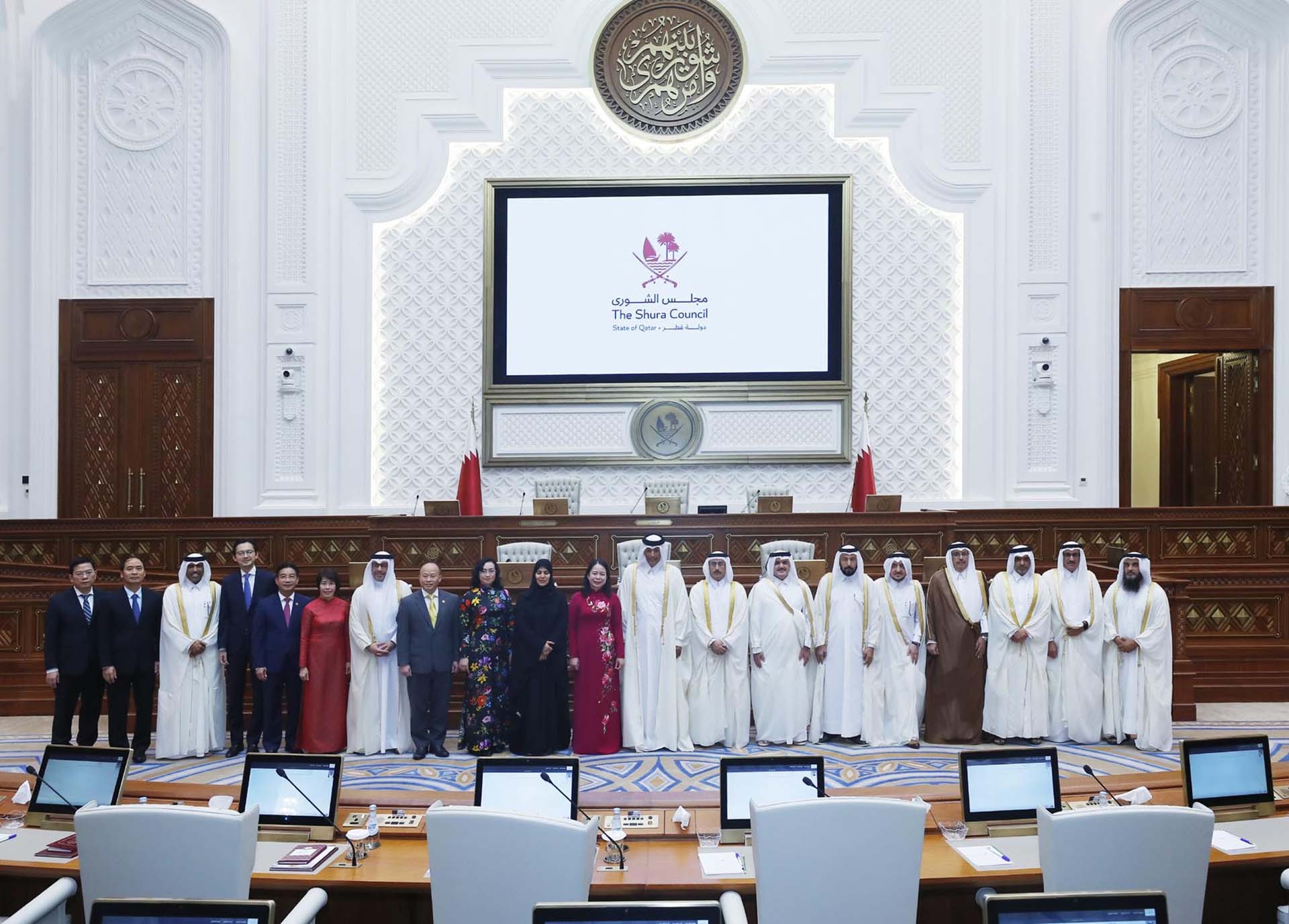 Phó Chủ tịch nước Võ Thị Ánh Xuân và Chủ tịch Quốc hội Qatar Hassan bin Abdullah Al-Ghanim cùng các đại biểu tại hội trường Nghị viện Qatar. (Nguồn: TTXVN)
