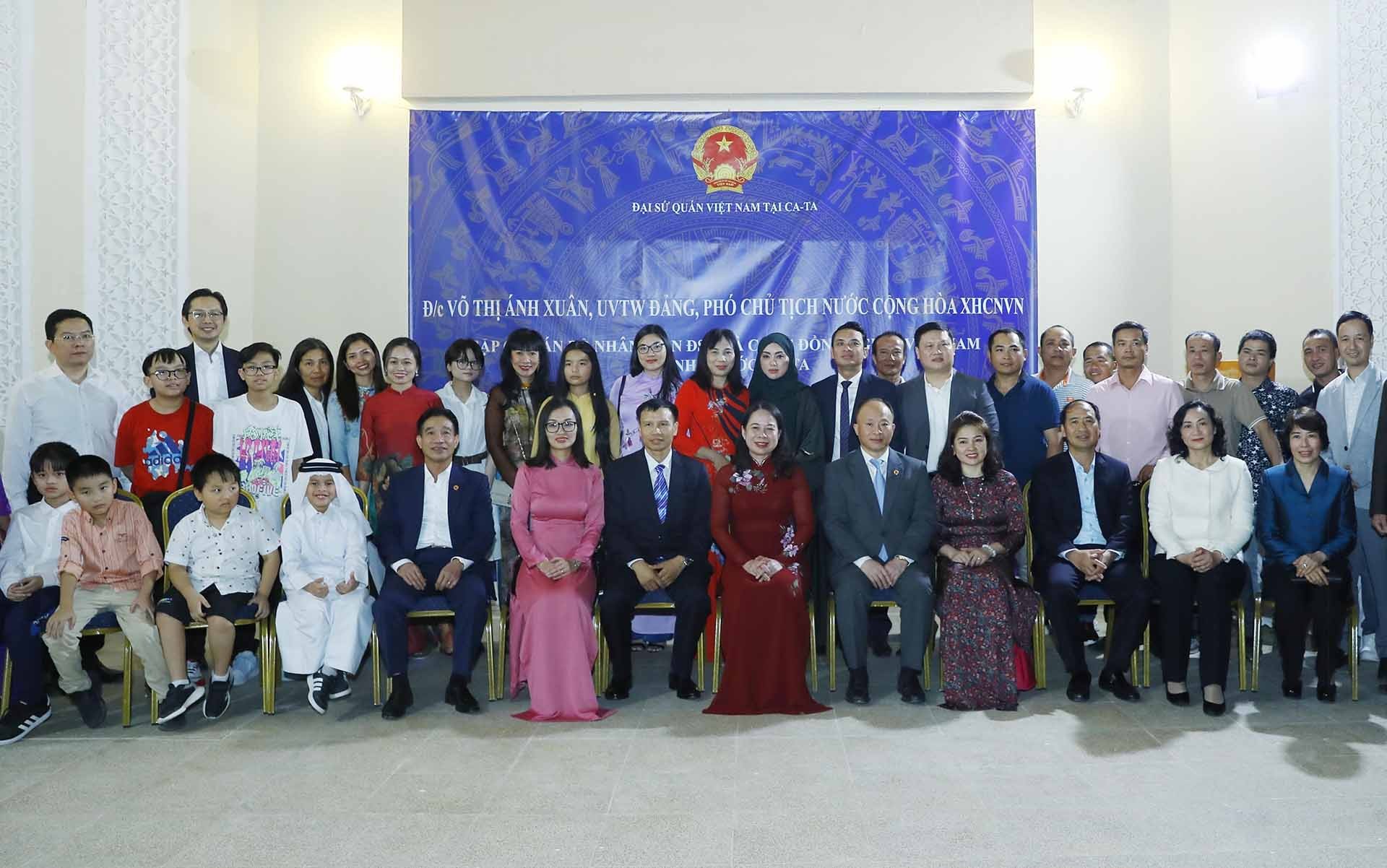 Phó Chủ tịch nước Võ Thị Ánh Xuân và các đại bểu cùng cán bộ, nhân viên Đại sứ quán, đại diện cộng đồng người Việt Nam tại Qatar. (Nguồn: TTXVN)