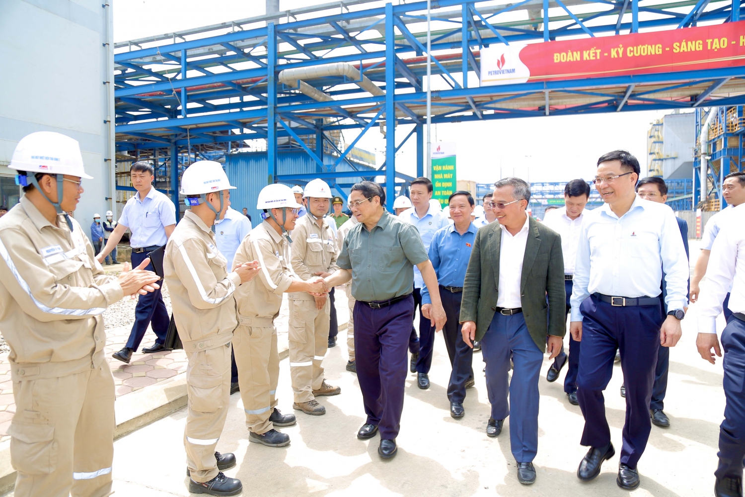 Thủ tướng Phạm Minh Chính thăm hỏi, động viên người lao động Dầu khí tại NMNĐ Thái Bình 2