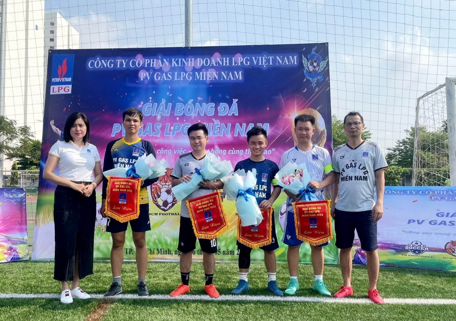 Bà Nguyễn Thị Nguyệt Dung – Giám đốc PV GAS LPG Miền Nam trao cờ lưu niệm cho các đội tham gia giải đấu