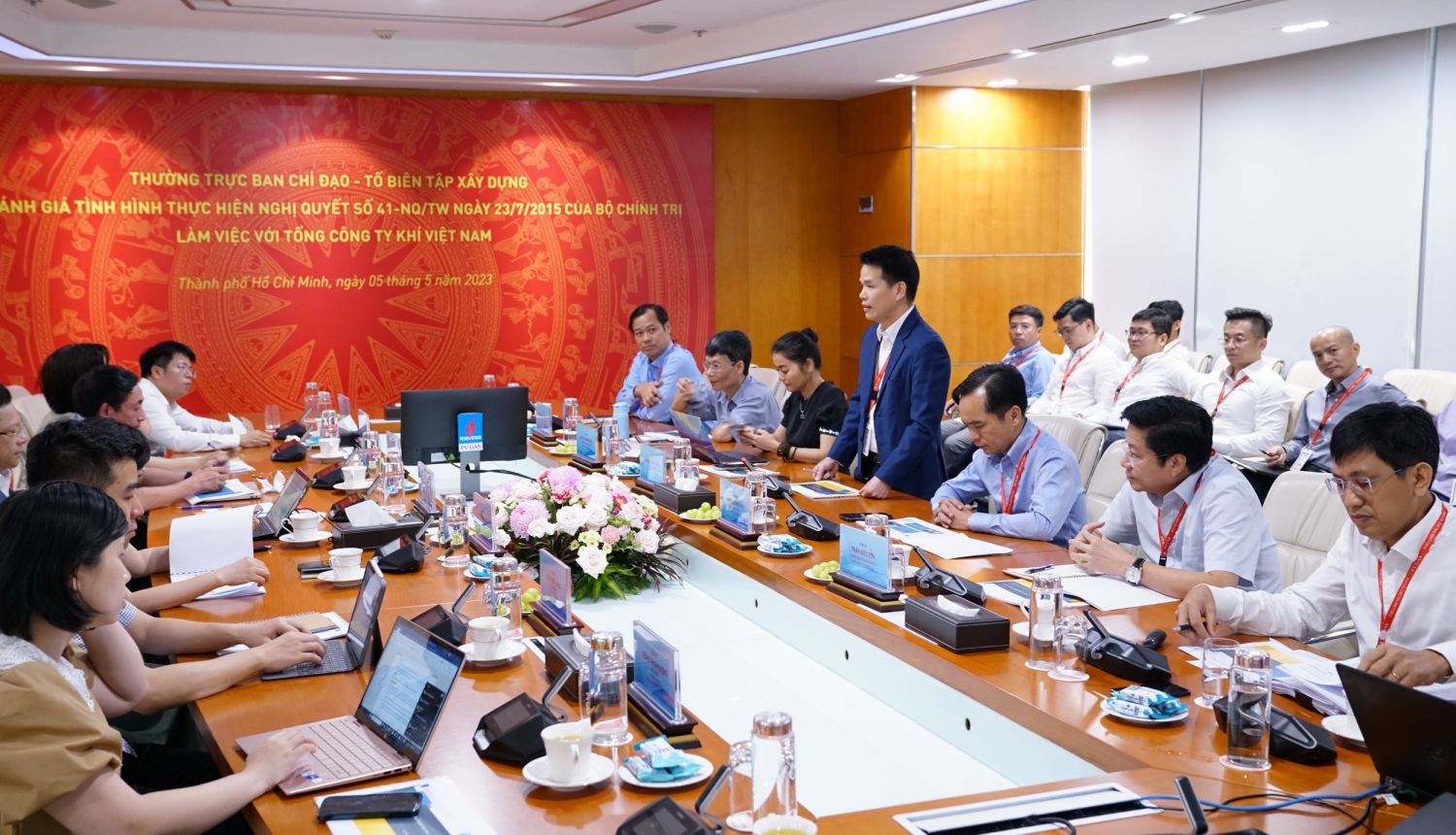 Đồng chí Phạm Văn Phong, Phó Tổng giám đốc, đại diện lãnh đạo PV GAS báo cáo tình hình thực hiện Nghị Quyết 41