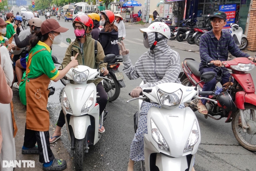 Người trẻ xếp hàng đông nghịt chờ mua cà phê muối tiệm ông Long (Ảnh: Nguyễn Vy).