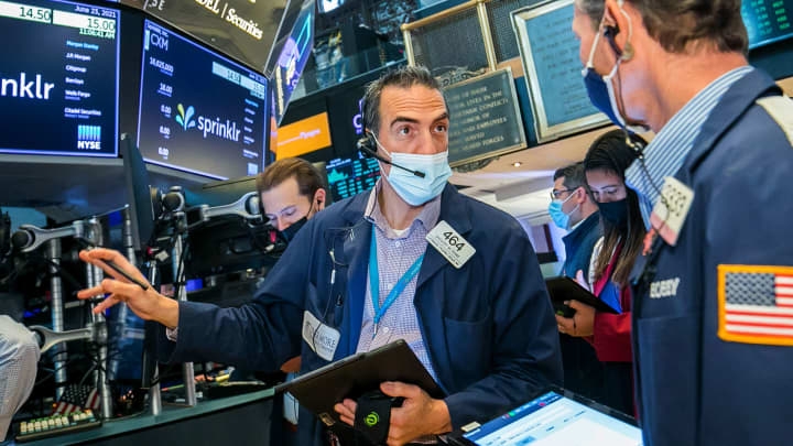 Thị trường chứng khoán thế giới ngày 11/5: Dow Jones rơi 300 điểm đầu phiên do lo ngại về ngân hàng khu vực
