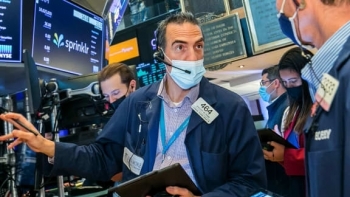 Thị trường chứng khoán thế giới ngày 11/5: Dow Jones rơi 300 điểm đầu phiên do lo ngại về ngân hàng khu vực