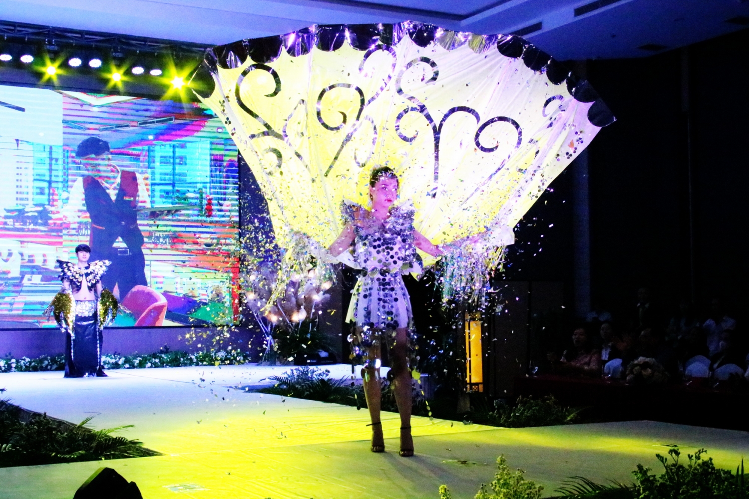 Độc đáo cuộc thi thời trang tái chế từ chất thải rắn sinh hoạt