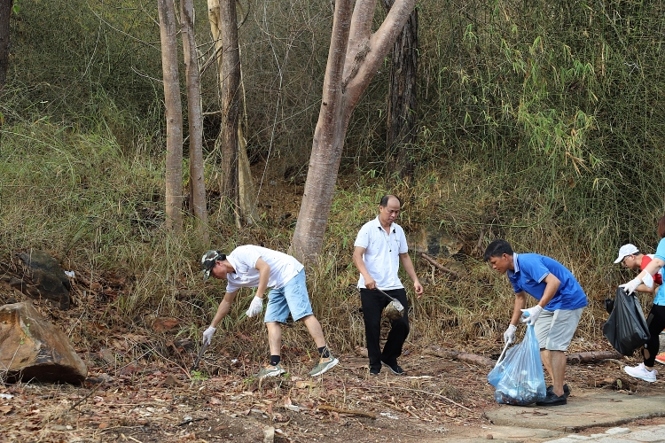 Người lao động PVChem tham gia leo núi, làm sạch môi trường “Vì một thế giới xanh, sạch, đẹp”