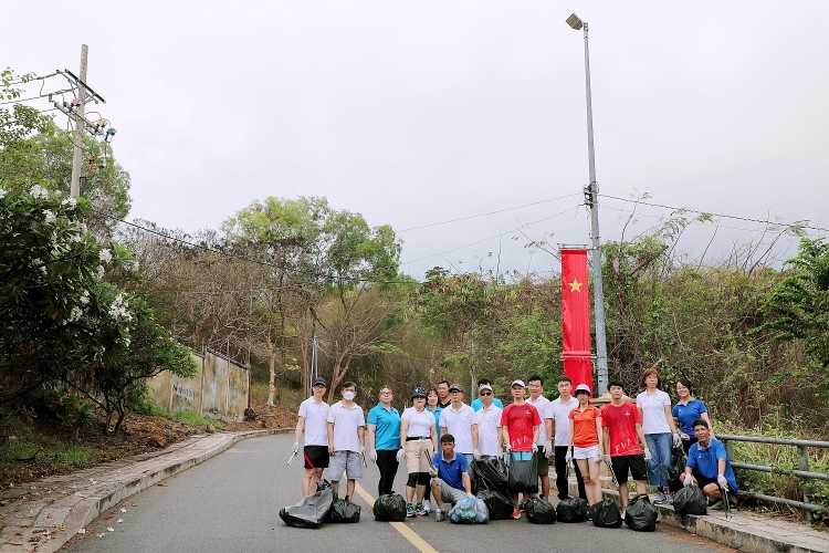 Người lao động PVChem tham gia leo núi, làm sạch môi trường “Vì một thế giới xanh, sạch, đẹp”