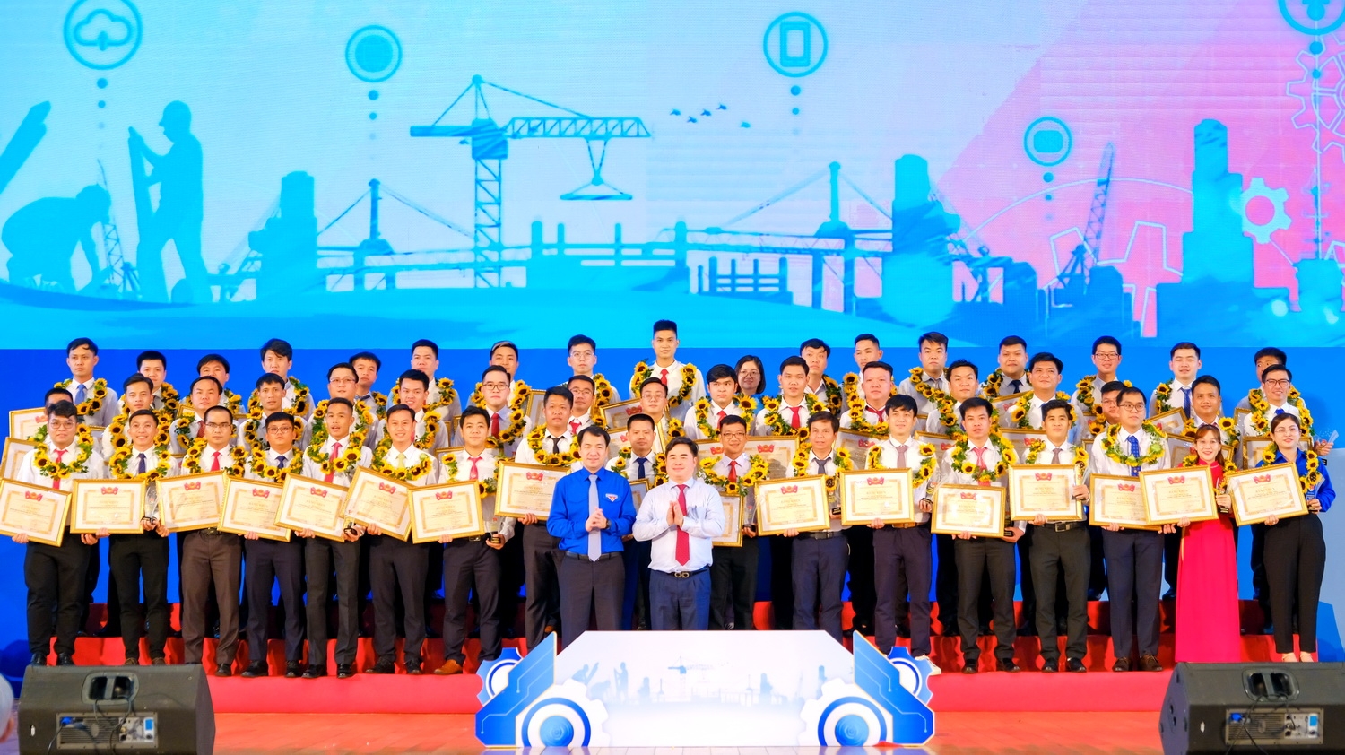 Trung ương Đoàn TNCS Hồ Chí Minh tuyên dương 54 “Người thợ trẻ giỏi” toàn quốc tại lễ vinh danh lần thứ XIV năm 2023, trong đó có 7 đại diện của Tuổi trẻ Dầu khí