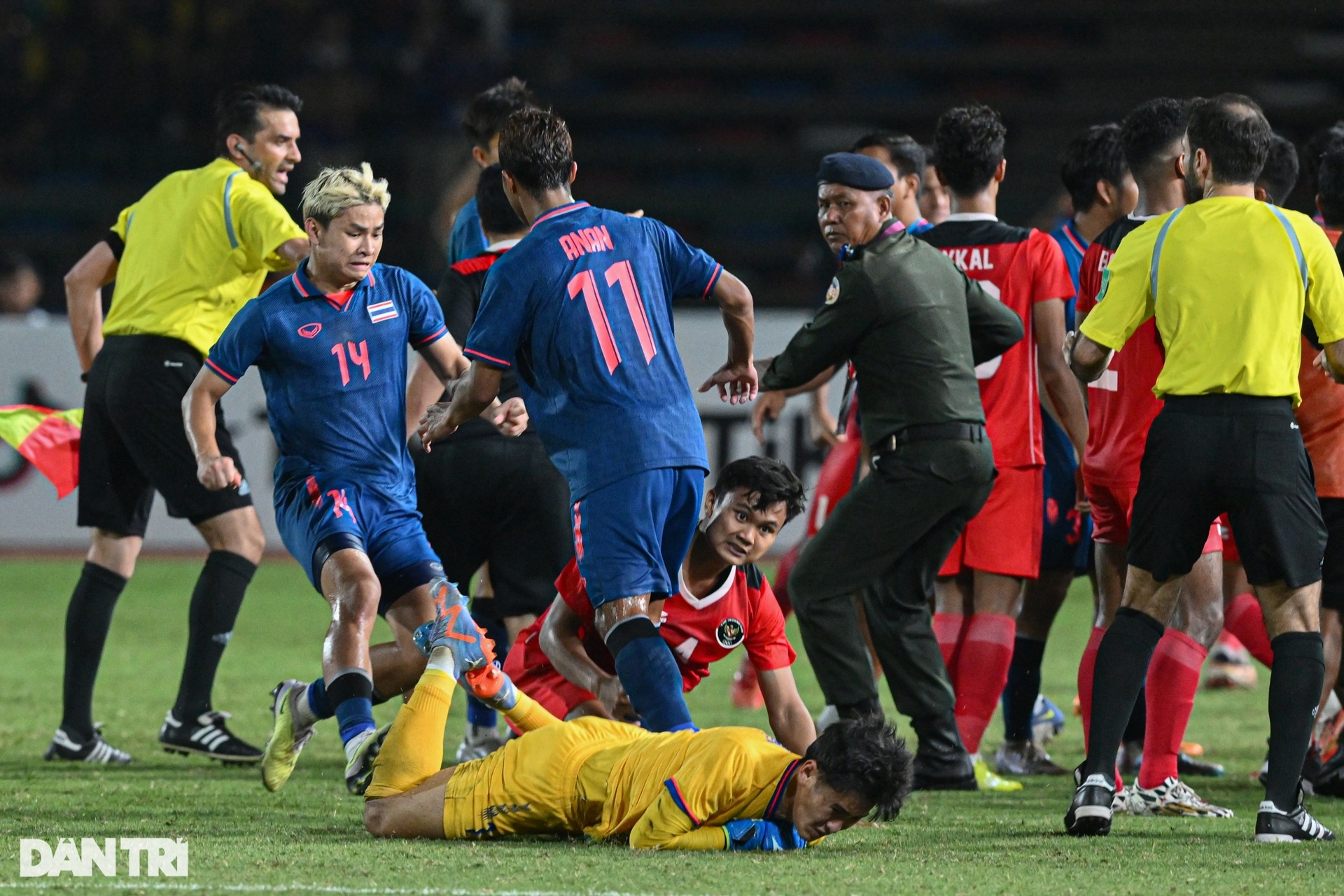 Toàn cảnh cuộc ẩu đả đáng xấu hổ trong trận chung kết bóng đá nam SEA Games - 13