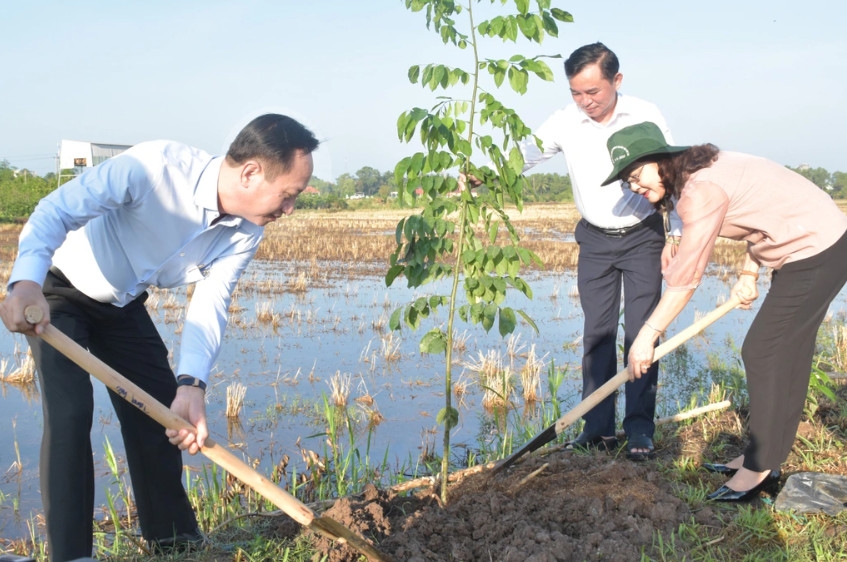 Lãnh đạo Tỉnh ủy, UBND tỉnh Bạc Liêu trồng cây xanh trên địa bàn thị xã Giá Rai tại lễ phát động vào sáng 17/5 (Ảnh: HT).