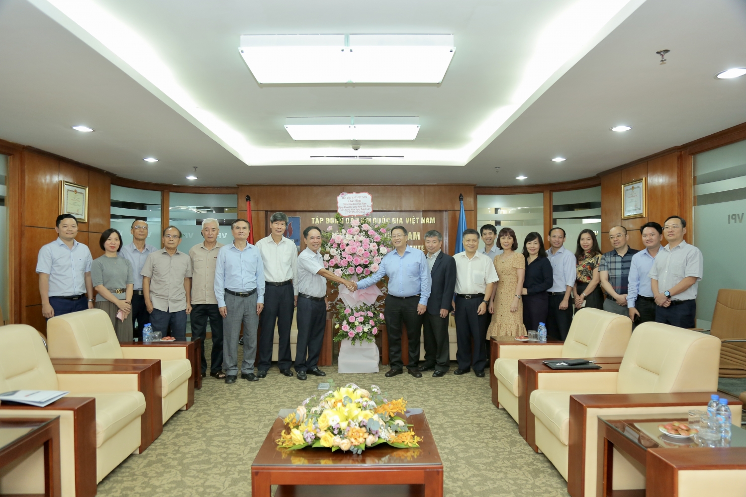 Chủ tịch Hội Dầu khí Việt Nam chúc mừng tập thể nhà khoa học, cán bộ Viện Dầu khí Việt Nam