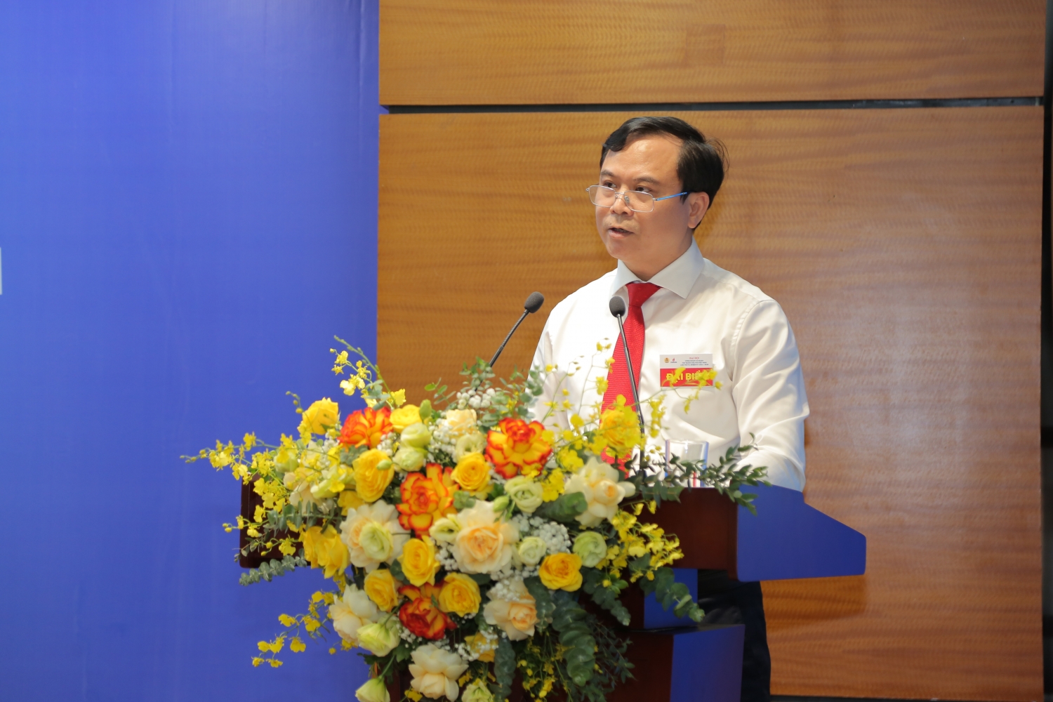 Đồng chí Đặng Văn Huệ, Chủ tịch CĐ Cơ quan Tập đoàn phát biểu tại Đại hội