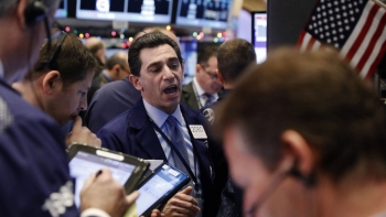 Thị trường chứng khoán thế giới ngày 18/5: Dow Jones giảm đầu phiên do phát biểu của Chủ tịch Fed