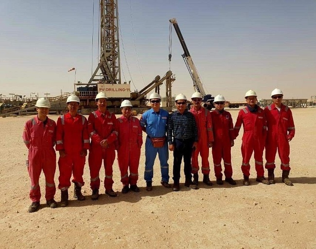 Chủ tịch HĐQT PV Drilling Mai Thế Toàn (áo sọc, giữa) thăm và làm việc với CBCNV giàn PV DRILLING 11 tại Sahara. 