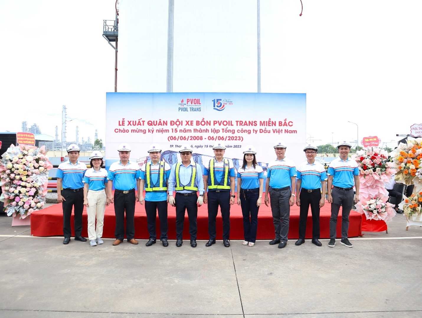 Đại diện Ban lãnh đạo Tổng kho xăng dầu PVOIL Nghi Sơn, PVOIL Thanh Hoá và các thành viên Ban Giám đốc và Lãnh đạo các phòng chức năng PVOIL Trans chụp ảnh lưu niệm.