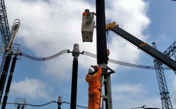 [Chùm ảnh] Công nhân Truyền tải điện Quốc gia “căng mình” ứng trực đảm bảo điện ngày nắng nóng