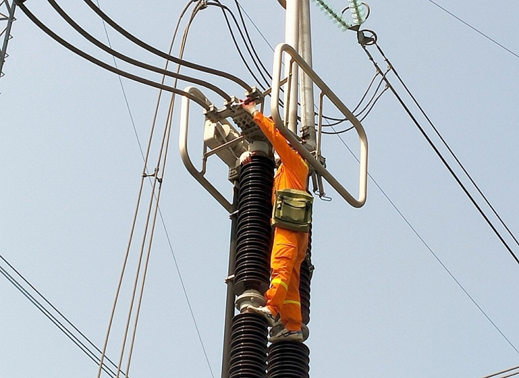 [Chùm ảnh] Công nhân Truyền tải điện Quốc gia “căng mình” ứng trực đảm bảo điện ngày nắng nóng