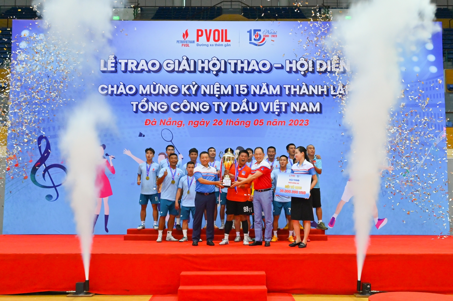 Chủ tịch HĐQT PVOIL Cao Hoài Dương và Tổng Giám đốc PVOIL Đoàn Văn Nhuộm trao giải môn bóng đá