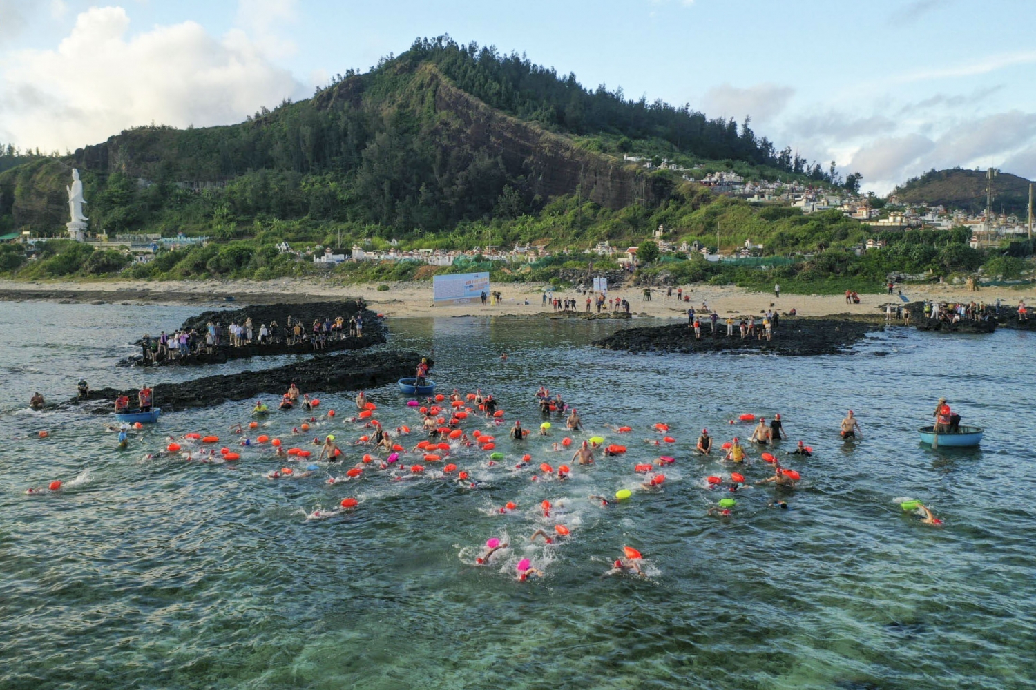 Nhiều VĐV ngành Dầu khí tham gia giải bơi vượt biển tại đảo Lý Sơn
