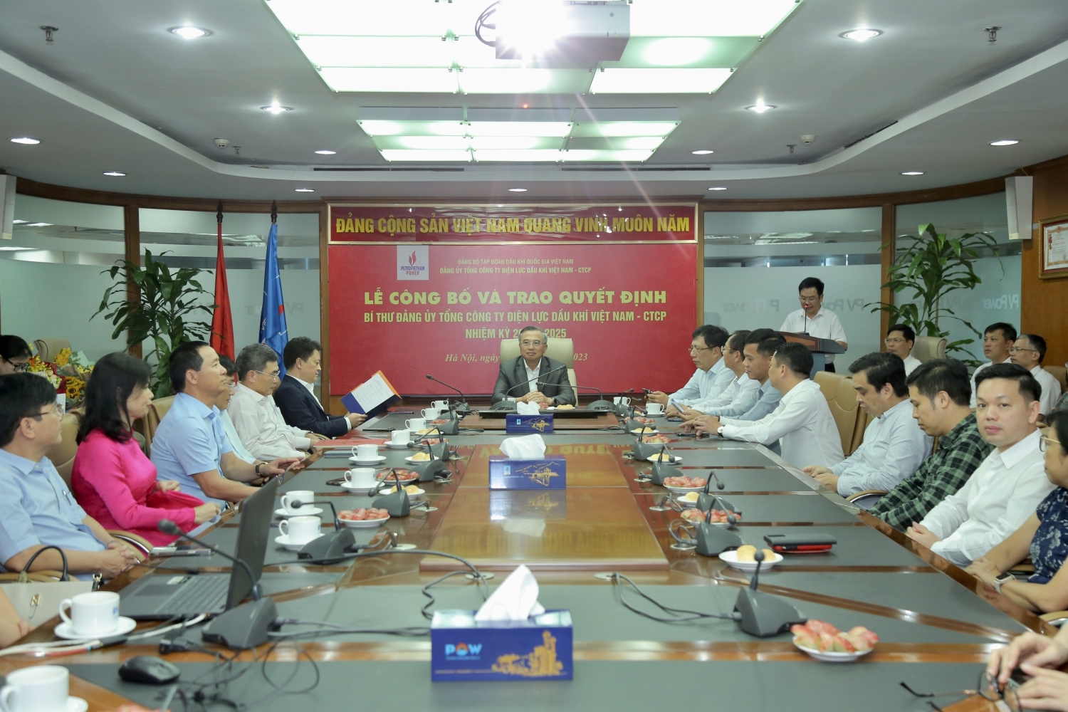 Trao quyết định Bí thư Đảng ủy Tổng Công ty Điện lực Dầu khí Việt Nam nhiệm kỳ 2020-2025