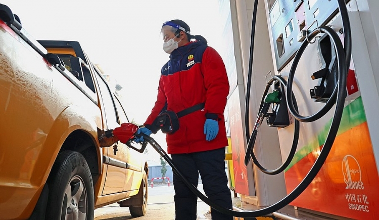 Trung Quốc tăng giá bán lẻ xăng dầu