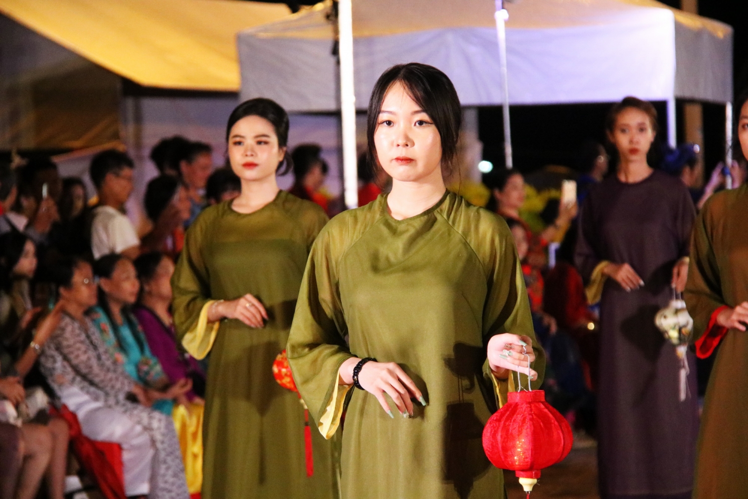 Lễ hội áo dài Nha Trang đầy ấn tượng