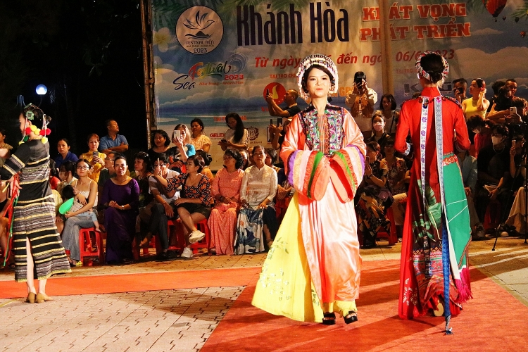 Lễ hội áo dài Nha Trang đầy ấn tượng