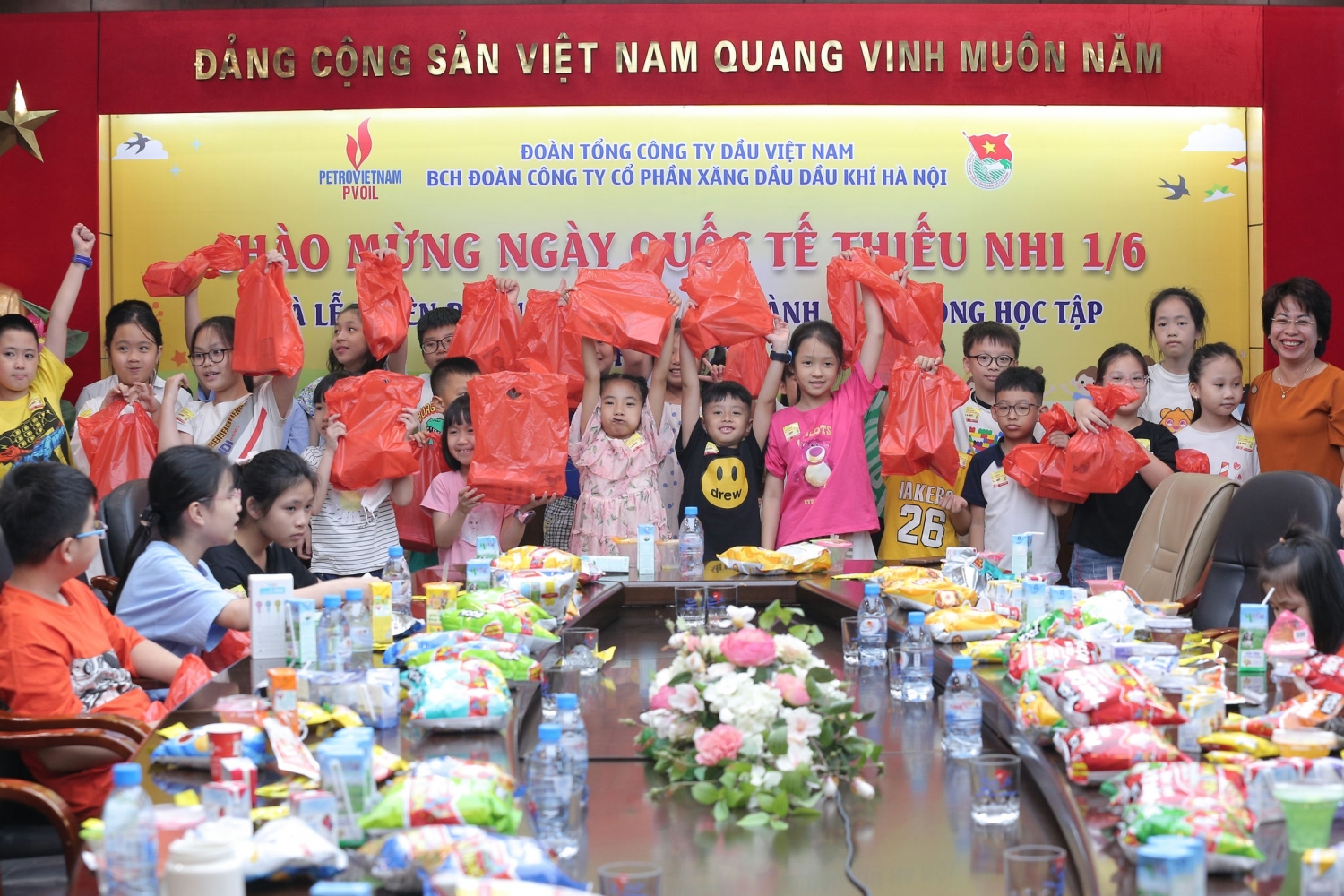 Các cháu thiếu nhi vui mừng nhận các phần quà từ Ban Tổ chức Các cháu thiếu nhi vui mừng nhận các phần quà từ Ban Tổ chức