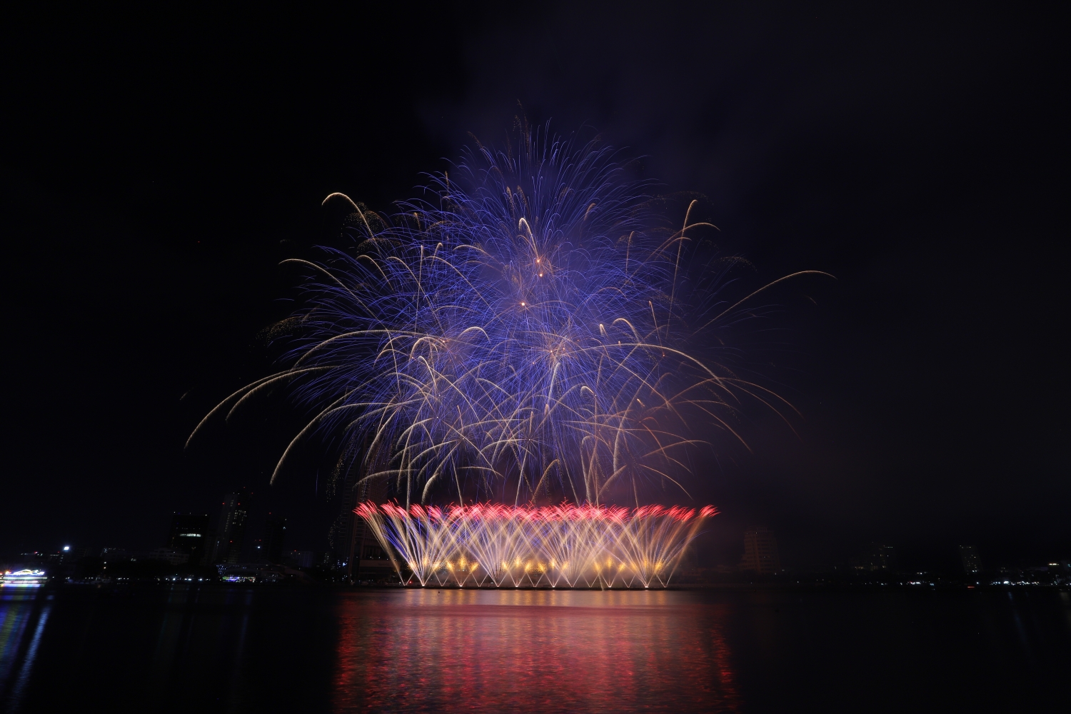 Rực sắc “bữa tiệc ánh sáng” tại Lễ khai mạc pháo hoa quốc tế Đà Nẵng 2023