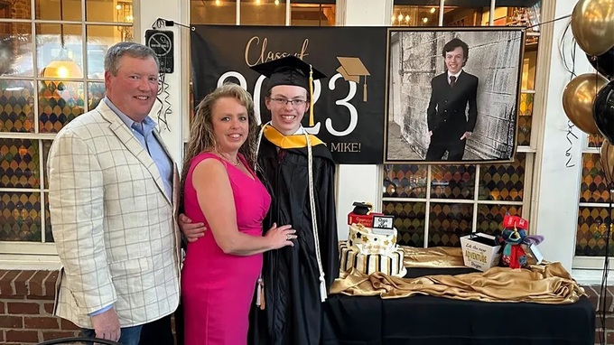 Mike Wimmer và cha mẹ tại lễ nhận bằng tốt nghiệp (Ảnh: Twitter).