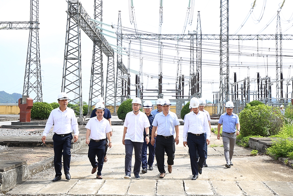 Đảm bảo điện cho miền Bắc mùa nắng nóng và miền Nam mùa nắng nóng bằng cách duy trì trục truyền tải 500kV Bắc-Nam. Đảm bảo điện cho miền Bắc mùa nắng nóng và miền Nam mùa nắng nóng bằng cách duy trì trục truyền tải 500kV Bắc-Nam.
