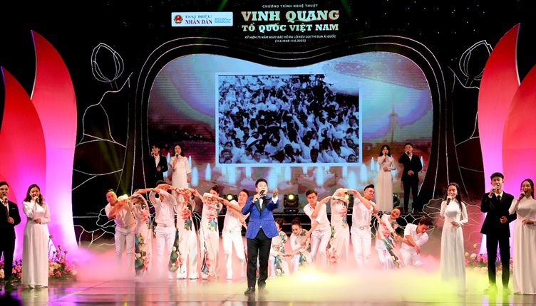 “Vinh quang Tổ quốc Việt Nam” - Khát vọng thi đua xây dựng đất nước hùng cường