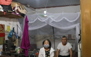 Xóm chạy thận "xông hơi" giữa trời nắng 39 độ C, càng quạt càng nóng