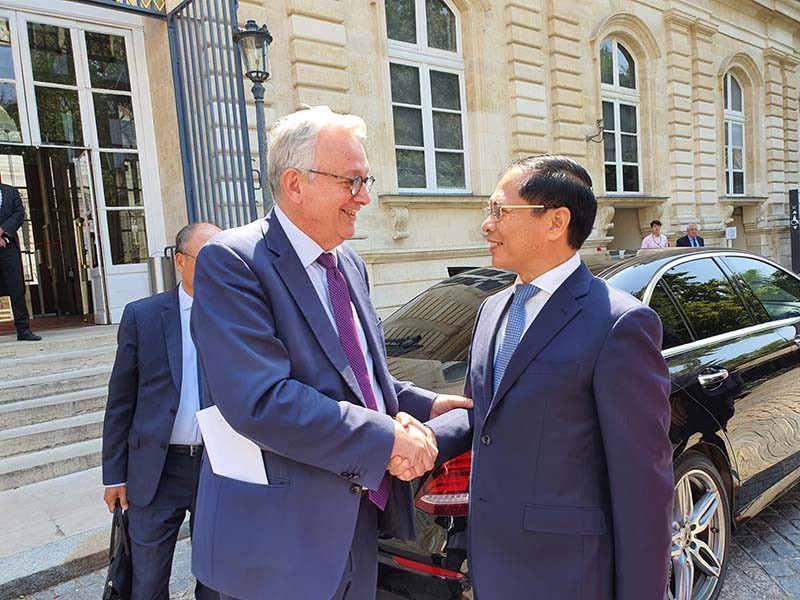 Việt Nam luôn coi trọng phát triển quan hệ toàn diện với Pháp