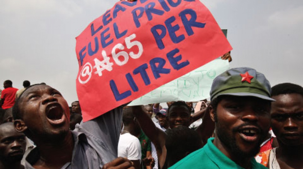 Bỏ trợ giá xăng dầu, dân Nigeria nổi loạn