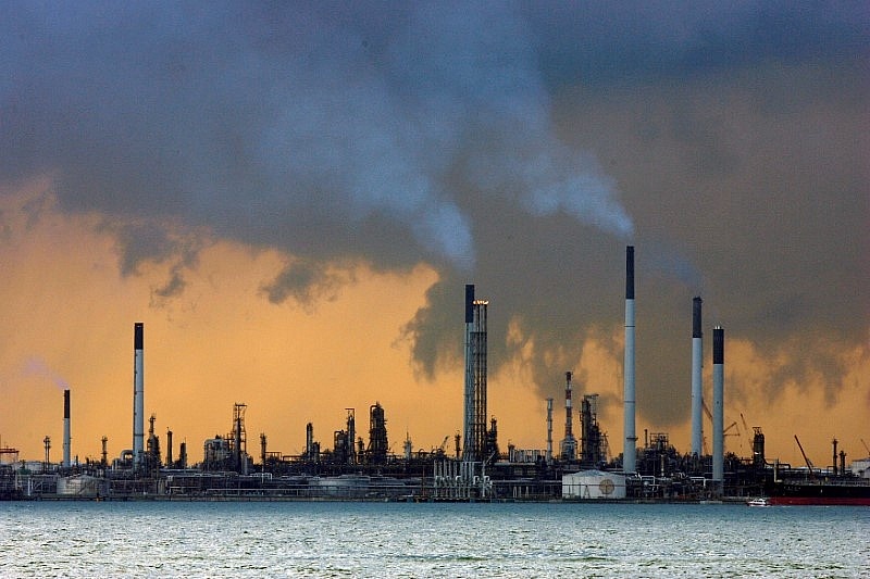 Phản ứng của các nhà máy lọc dầu châu Á sau khi Ả Rập Xê Út tăng giá bất ngờ, cắt giảm sản lượng