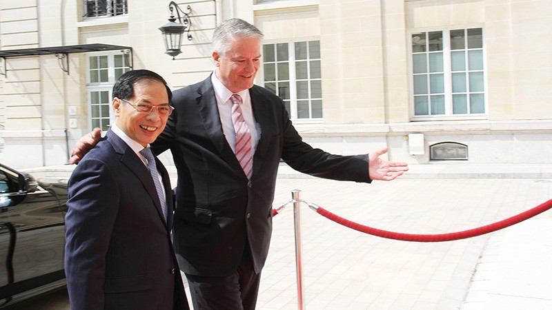 Tổng thư ký OECD Mathias Cormann đón Bộ trưởng Ngoại giao Bùi Thanh Sơn. (Ảnh: Bảo Chi)