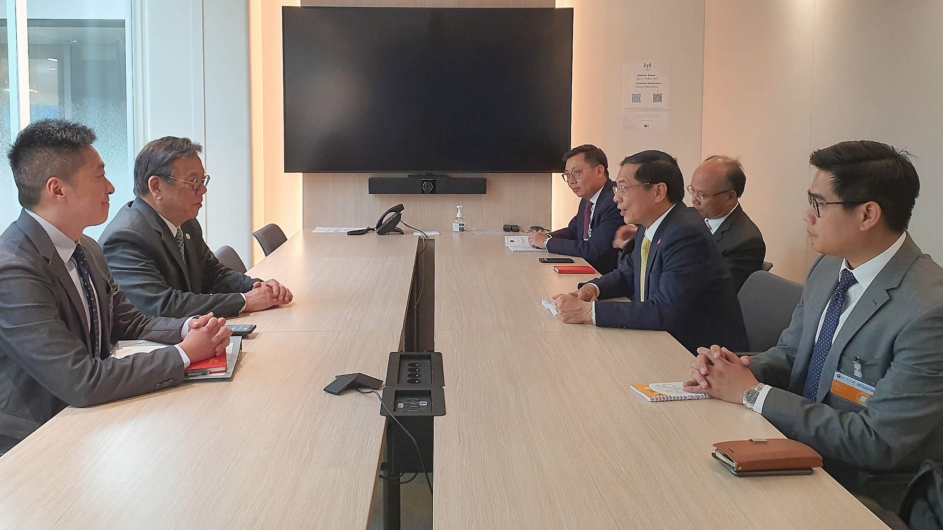 Bộ trưởng Ngoại giao Bùi Thanh Sơn tiếp Cục trưởng Cục Phát triển kinh tế và thương mại Hong Kong Algernon Yau Ying-wah.