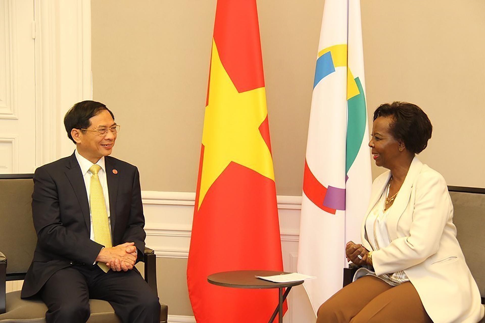 Bộ trưởng Ngoại giao Bùi Thanh Sơn gặp Tổng thư ký Louise Mushikiwabo tại trụ sở Tổ chức Quốc tế Pháp ngữ ở thủ đô Paris. (Nguồn: TTXVN)