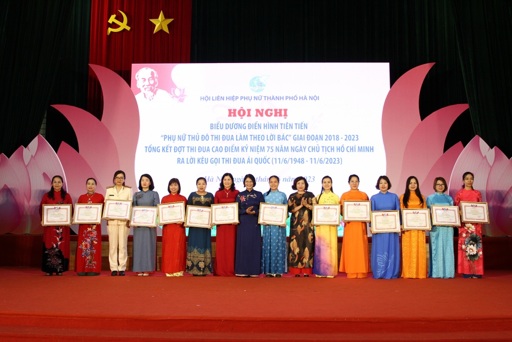 Hội LHPN Hà Nội khen thưởng các tập thể có thành tích trong đợt thi đua cao điểm chào mừng kỷ niệm 75 năm ngày Chủ tịch Hồ Chí Minh ra Lời kêu gọi thi đua ái quốc.