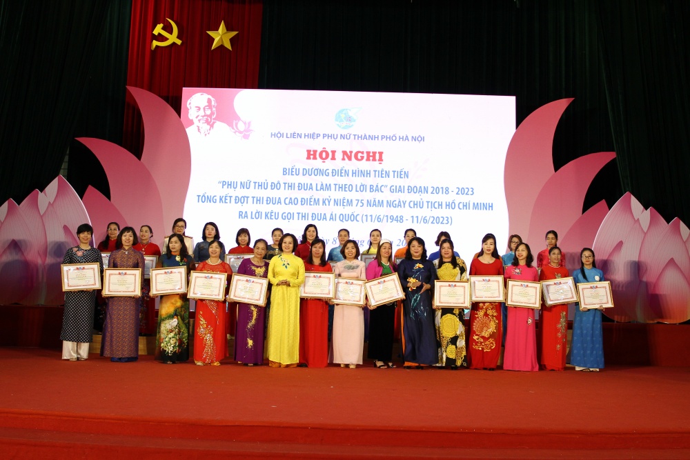 Hội LHPN Hà Nội khen thưởng các cá nhân có thành tích trong đợt thi đua cao điểm chào mừng kỷ niệm 75 năm ngày Chủ tịch Hồ Chí Minh ra Lời kêu gọi thi đua ái quốc.