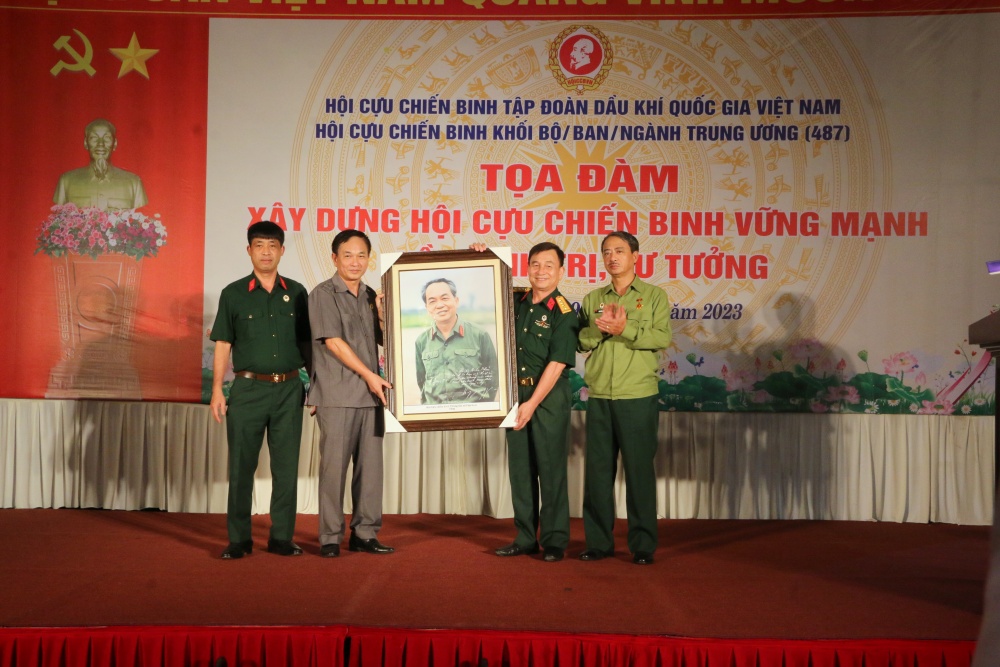 Hội CCB Tập đoàn tổ chức Hội nghị Tập huấn, tọa đàm kết hợp giáo dục truyền thống tại tỉnh Thái Bình Hội CCB Tập đoàn tổ chức Hội nghị Tập huấn, tọa đàm kết hợp giáo dục truyền thống tại tỉnh Thái Bình