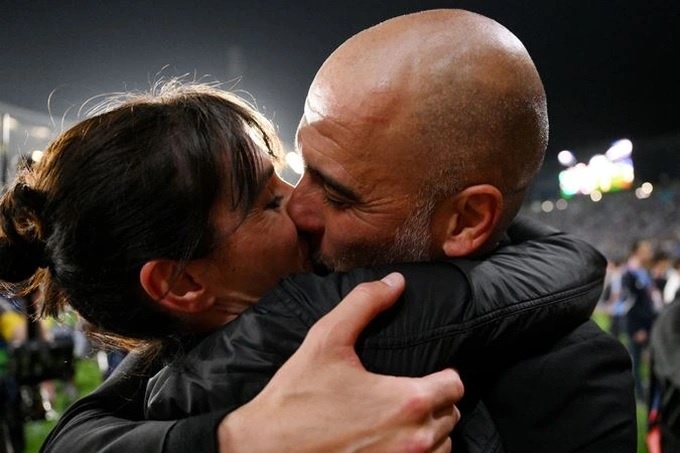 Dàn sao Man City bật khóc vì sung sướng, HLV Pep Guardiola hôn vợ đắm đuối