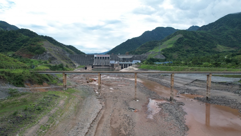 thủy điện Lai Châu (tỉnh Lai Châu) ở thượng nguồn sông Đà ngừng hoạt động do hồ xuống dưới mực nước chết - mực nước không đủ để chạy máy phát điện.